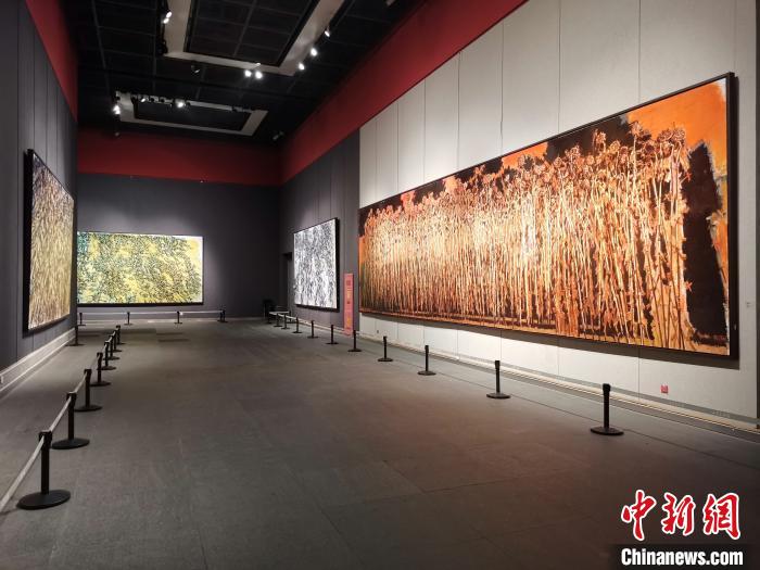 “葵颂——许江艺术展”汇集了许江以向日葵为题所作的300余件作品，涵盖油画、雕塑、水彩、影像、声音等多种艺术媒介。　孙宏瑗 摄